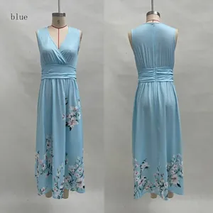 Détail de la robe sans manches bleu clair avec imprimé fleuri et taille plissée.