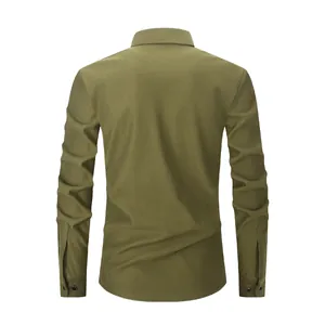 Achteraanzicht van een olijfgroen warm herenshirt met lange mouwen en fleecevoering