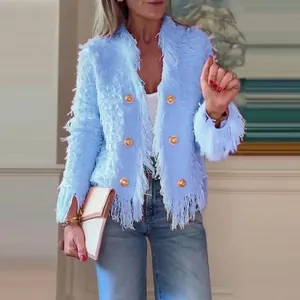 Detailansicht der hellblauen Fransjacke mit Goldknöpfen für einen eleganten Herbstlook