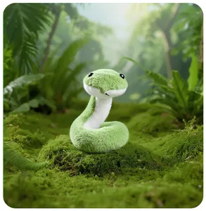Vue détaillée d'un mignon jouet en peluche serpent vert dans un décor de jungle luxuriante