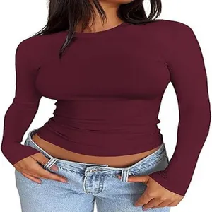 Slim-fit bordeauxrode top met lange mouwen voor dames, ronde hals, casual herfststijl.