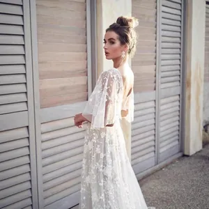 Elegante abito da sposa in pizzo bianco con schiena scoperta e ricami floreali squisiti
