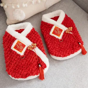 Dettaglio del vestito Tang rosso in peluche per animali con ricamo tradizionale Fu oro