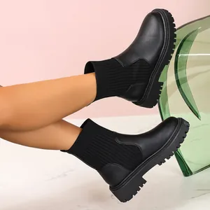 Primer plano de botines de punto negros para mujer con suela de plataforma gruesa
