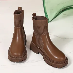 Botines de punto marrón con suela de plataforma para moda casual femenina.