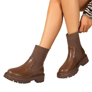 Botines marrones de mujer con suela tipo track y parte superior de punto elástico