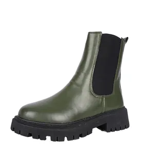 Détail d'une bottine Chelsea vert olive pour femme avec semelle crantée noire.