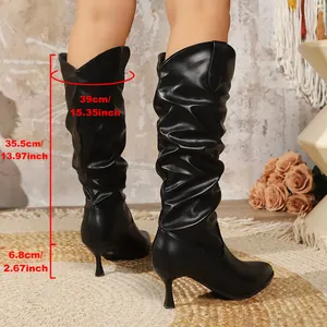 Dettaglio stivali stiletto neri morbidi con altezza tacco 6,8 cm e misure gambale