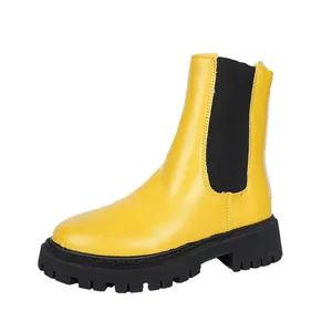 Détail d'une bottine Chelsea jaune élégante dotée d'une épaisse semelle noire crantée