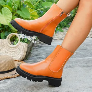 Vue détaillée de bottines orange à plateforme pour femmes avec fermeture éclair et bout rond