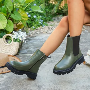 Vue détaillée des bottines à plateforme vert olive avec fermeture éclair et semelle