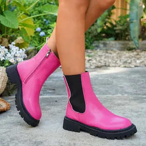 Vue détaillée professionnelle de bottines Martin roses à semelles compensées et zip