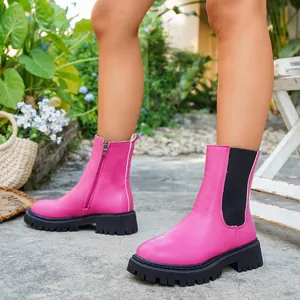 Bottines en cuir rose vif élégantes avec semelles épaisses noires et fermetures éclair