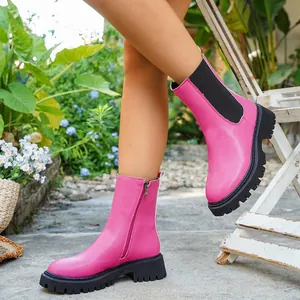 Bottines à plateforme rose vif avec fermeture éclair latérale dans un cadre de jardin luxuriant