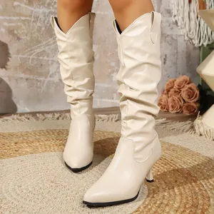Eleganti stivali alti arricciati a punta color bianco panna con tacco medio da donna