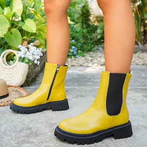 Bottines Chelsea jaune vif à bout rond avec semelle plateforme noire épaisse et zip latéral