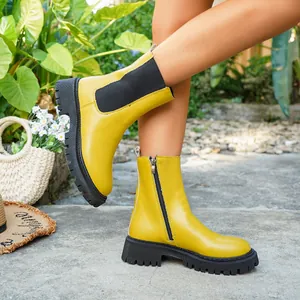 Gros plan de bottines Chelsea jaunes à plateforme avec fermeture éclair latérale