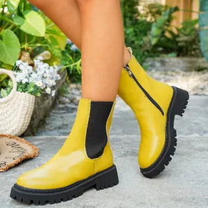 Vue détaillée de bottines Martin en cuir jaune avec semelles crantées noires