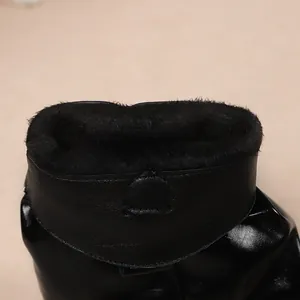 Gros plan détaillé d'une botte mi-mollet noire avec doublure chaude en fausse fourrure