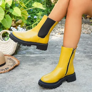 Gros plan de bottines à plateforme jaunes élégantes avec fermeture éclair latérale