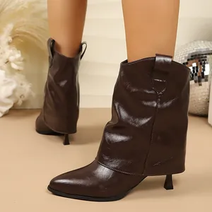 Gros plan détaillé sur des bottes pantalon marron à bout pointu et talon pour femmes