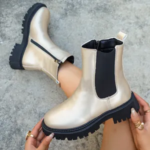 Détail des bottines Chelsea à plateforme champagne métallisé avec fermeture.