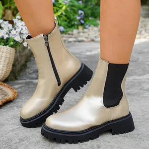 Vue détaillée des bottines à plateforme dorées pour femmes avec semelles crantées noires