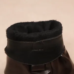 Détail de la doublure en peluche noire chaude sur des bottes de mode marron mi-mollet