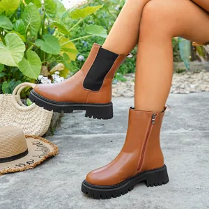 Bottines Chelsea marron pour femmes avec semelle crantée noire épaisse et fermeture éclair