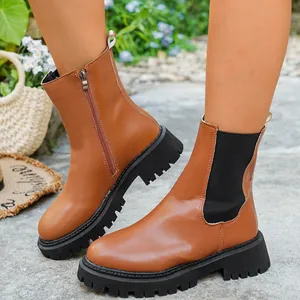 Bottines marron à bout rond, semelle plateforme épaisse et fermeture éclair latérale.
