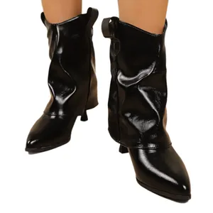Bottes mi-mollet élégantes en cuir verni noir à bout pointu et talon aiguille.