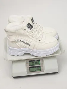 Mesure détaillée du poids de 0,78 kg pour les bottes de neige doublées de fourrure