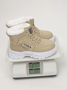 Gros plan montrant le poids de 0,76 kg de bottes de neige d'hiver beiges à doublure en fourrure