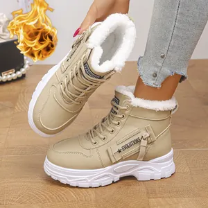 Gros plan de bottes de neige beige avec doublure épaisse en fausse fourrure blanche