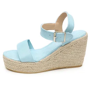 Sandales compensées en daim bleu clair avec plateforme tressée et bride cheville