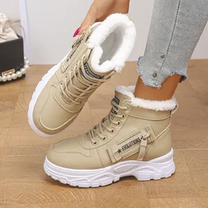 Détail des bottes de neige beiges pour femmes avec doublure épaisse en fausse fourrure