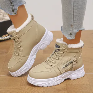 Vue détaillée des bottes de neige beiges pour femmes avec semelle blanche épaisse