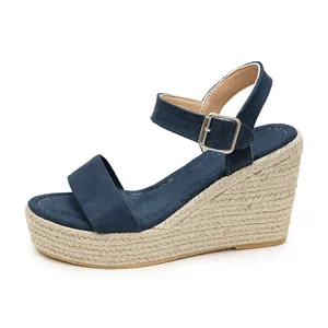 Sandales compensées élégantes en daim bleu marine avec semelle corde et bride de cheville.