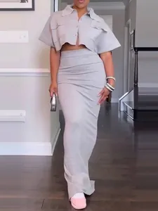 Conjunto gris de dos piezas con top corto y falda larga ajustada para verano