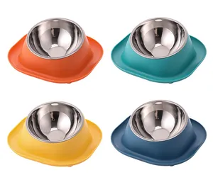 Détail montrant quatre bols pour animaux en acier inoxydable colorés avec socle anti-débordement