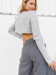 Rückenansicht eines grauen, gerippten, langärmeligen Crop-Tops an einem weiblichen Modell.