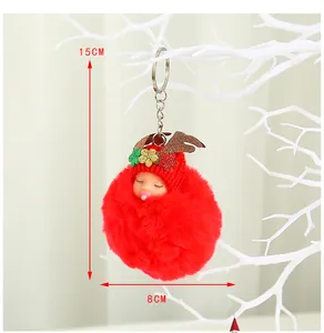 Vista detallada de un adorno de muñeca de Navidad de felpa roja con medidas de 15cm x 8cm