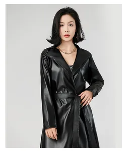 Vue détaillée d'un trench-coat noir en similicuir pour femme avec ceinture