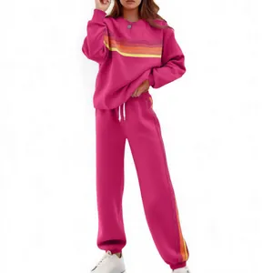 Detail des pinkfarbenen Damen-Sweatshirt-Sets mit bunten Regenbogenstreifen und loser Passform.