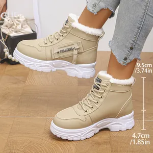 Détail des bottes de neige beiges avec semelle de 4,7 cm et doublure fourrée.