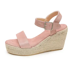 Vue latérale des sandales compensées espadrilles en daim rose avec semelle en corde