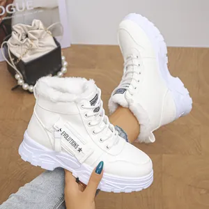 Détail de bottes de neige d'hiver blanches pour femmes avec doublure en fausse fourrure
