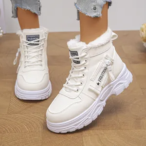 Vue détaillée de bottes d'hiver pour femmes fourrées blanc cassé avec semelles antidérapantes