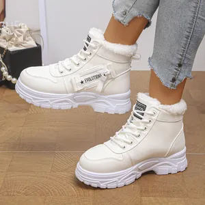 Bottes de neige blanches fourrées pour femmes avec semelle épaisse et style moderne.