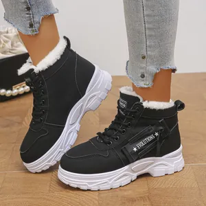 Gros plan de bottes d'hiver noires pour femmes avec doublure en polaire et semelle blanche